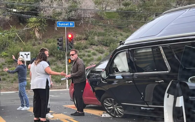 Schwarzenegger prošavši kroz crveno skrivio četverostruku prometnu FOTO
