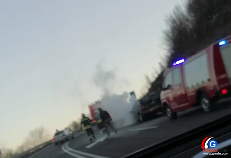 Zapalio se automobil koji je vozio u smjeru Gruda, na terenu policija i vatrogasci 1