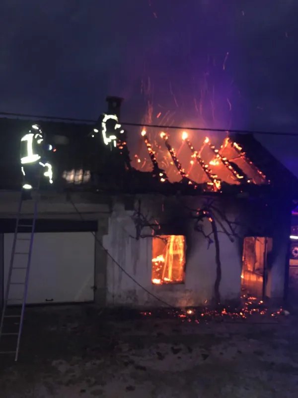 Grude: Vatrogasci intervenirali na požaru obiteljske kuće FOTO 6
