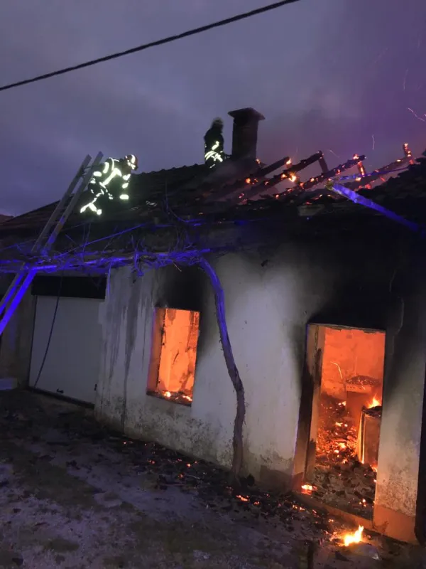 Grude: Vatrogasci intervenirali na požaru obiteljske kuće FOTO 3