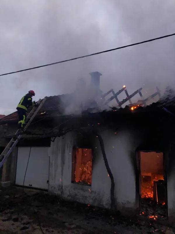 Grude: Vatrogasci intervenirali na požaru obiteljske kuće FOTO 2