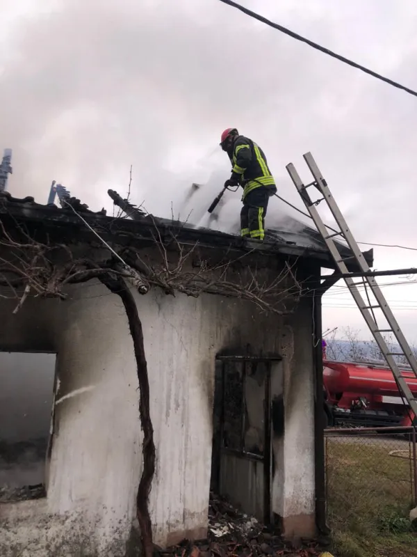 Grude: Vatrogasci intervenirali na požaru obiteljske kuće FOTO 1
