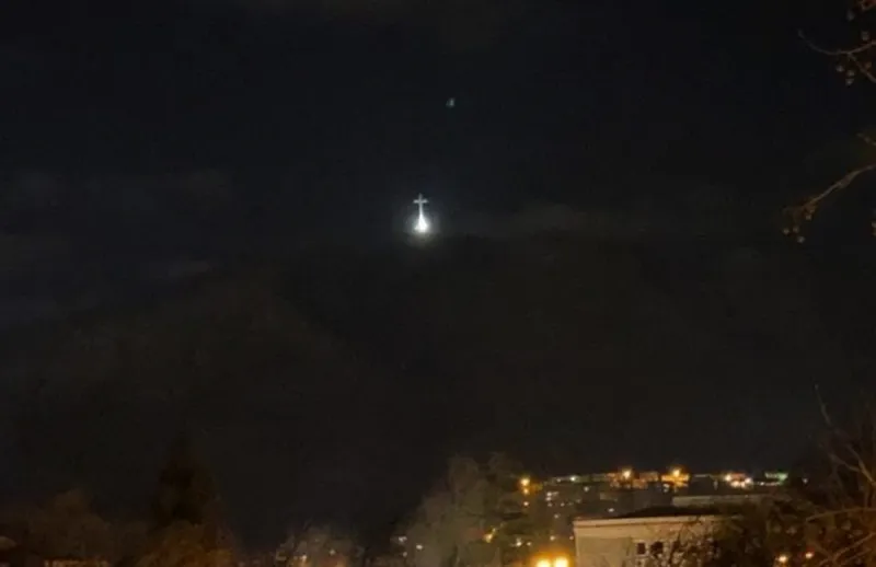 Križ na Humu opet svijetli