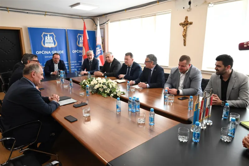 FOTO: U Grudama sastanak vodećih dužnosnika Dalmacije i Hercegovine! Grizelj iznio podatke koji pokazuju važnost brze ceste
