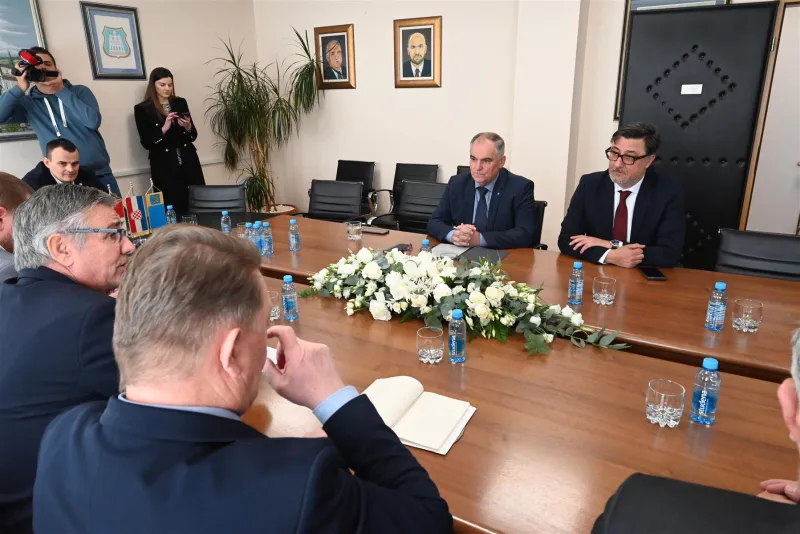 FOTO: U Grudama sastanak vodećih dužnosnika Dalmacije i Hercegovine! Grizelj iznio podatke koji pokazuju važnost brze ceste 1