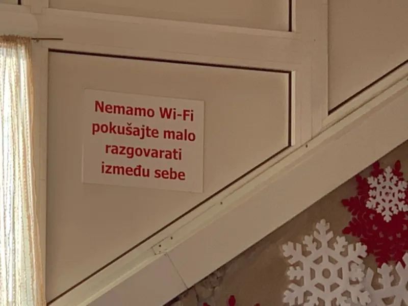 Genijalna poruka kafića u BiH: Nemamo Wi-Fi, pokušajte malo razgovarati između sebe