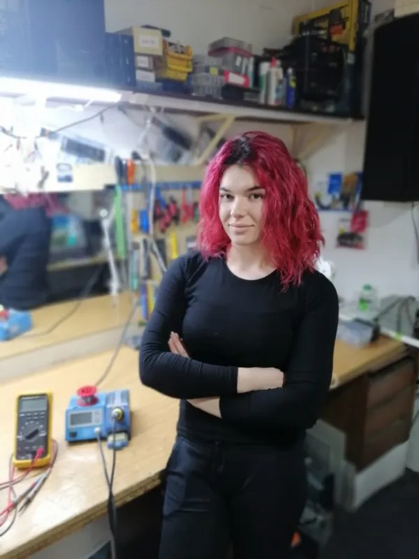 Mateja Topić je majstorica za televizore: U čudu je gledaju dok lemi diode, a ona kaže da sve može popraviti 2