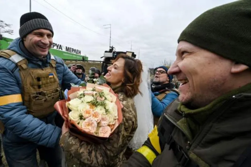 FOTO: Valery i Lesya koji brane Ukrajinu vjenčali se na ratištu, čestitao im i gradonačelnik Kličko
