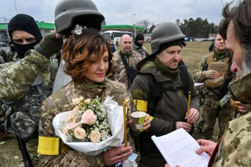 FOTO: Valery i Lesya koji brane Ukrajinu vjenčali se na ratištu, čestitao im i gradonačelnik Kličko 2