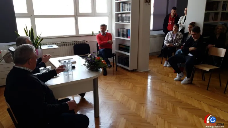 FOTO/VIDEO: U Srednjoj školi Grude predstavljena Danteova knjiga 6