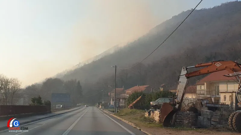 VIDEO: Požar došao blizu kuća, na terenu grudski vatrogasci i policija