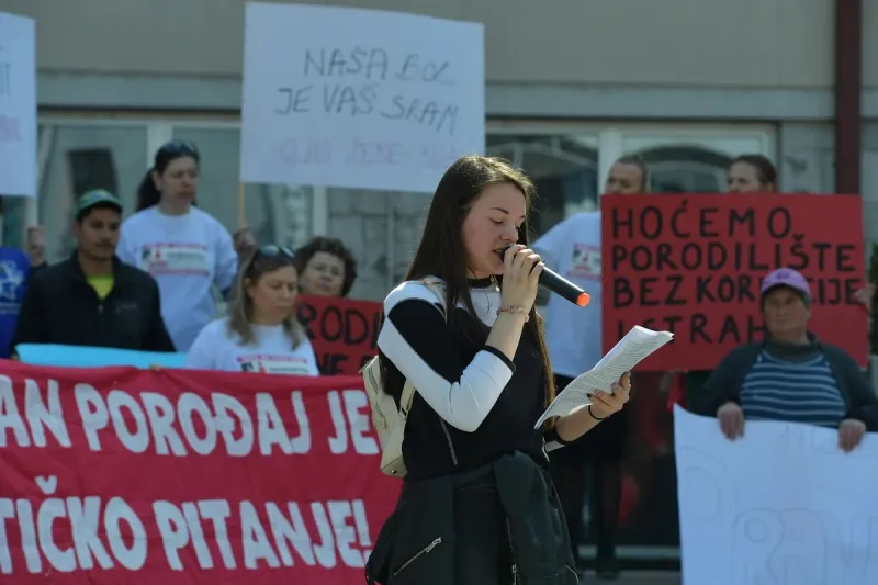 'Ovdje je i porod preko štele', 'Beba nije kuverta', veliki prosvjed zbog smrti majke i bebe