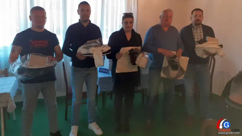 FOTO: Sastali se grudski pčelari, 'Matica' bogatija za 6 novih članova, među njima i jedna mlada dama