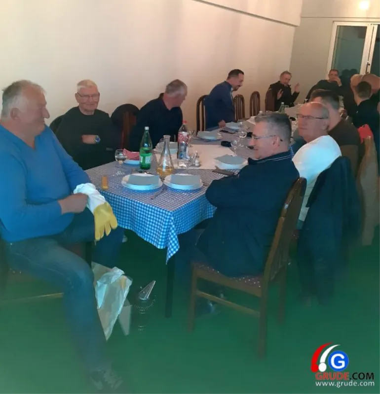 FOTO: Sastali se grudski pčelari, 'Matica' bogatija za 6 novih članova, među njima i jedna mlada dama 1