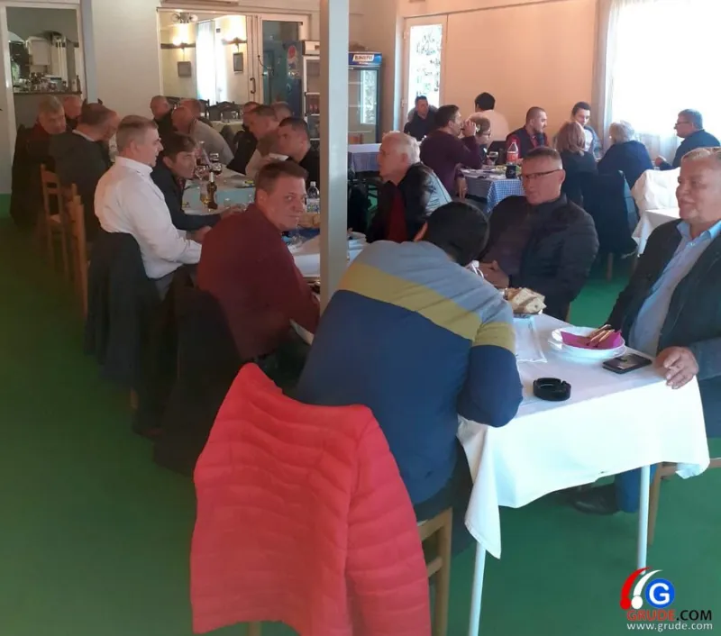 FOTO: Sastali se grudski pčelari, 'Matica' bogatija za 6 novih članova, među njima i jedna mlada dama 2