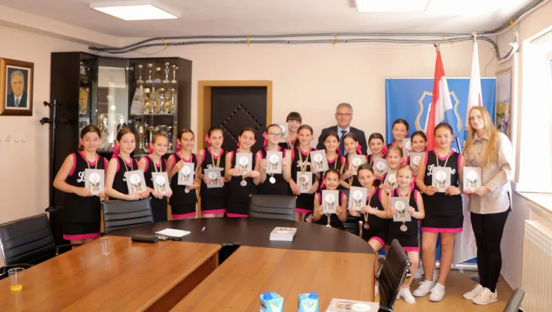 Članice Cheerleading kluba Ledinac na prijemu kod načelnika