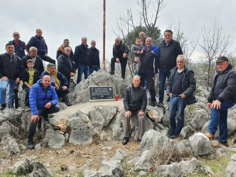 Na Budimu postavljena spomen ploča za poginule i umrle hrvatske branitelje