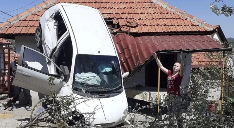 Vozač sletio na krov kuće