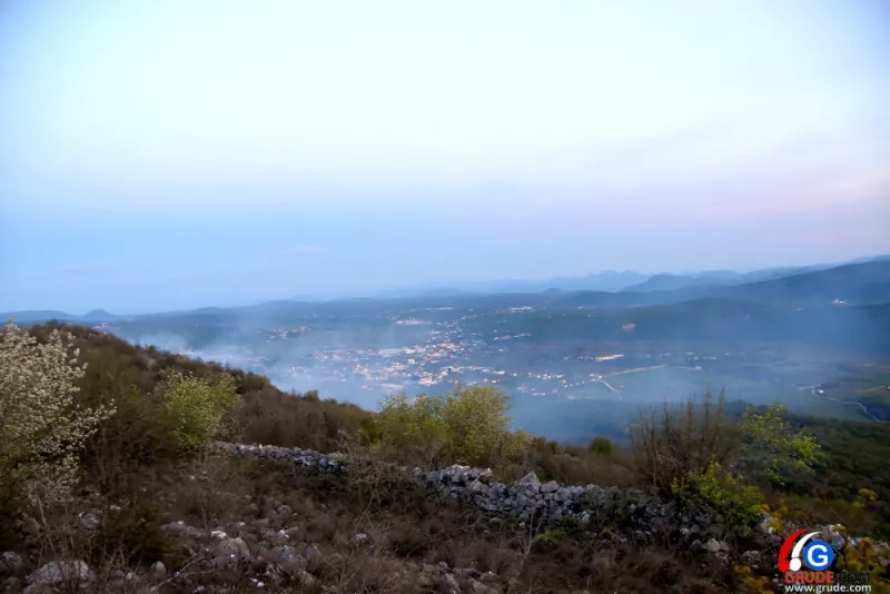 (FOTO/VIDEO) Grude: požar opustošio šume, i lovci u akciji spašavanja kuća 2