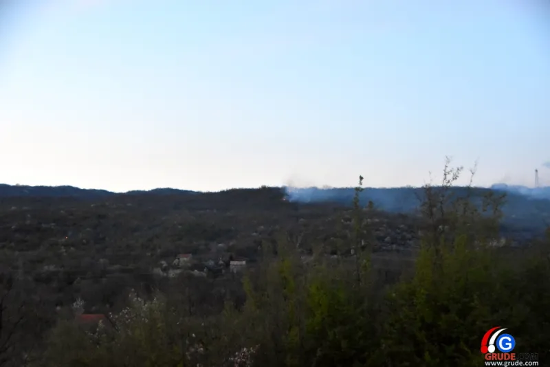 (FOTO/VIDEO) Grude: požar opustošio šume, i lovci u akciji spašavanja kuća 6