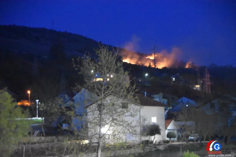 (FOTO/VIDEO) Grude: požar opustošio šume, i lovci u akciji spašavanja kuća 10