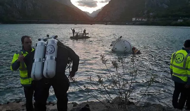 Prati se izvlačenje cisterne, dosad nafta nije curila u jezero