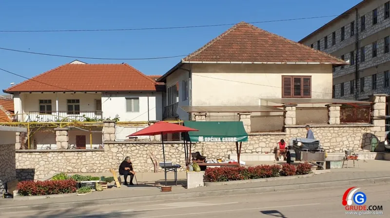 S grudske tržnice širi se miris domaćeg