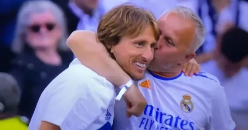 Modrić grlio oca, vozio klupski autobus, poveo navijanje... Real je prvak Španjolske!