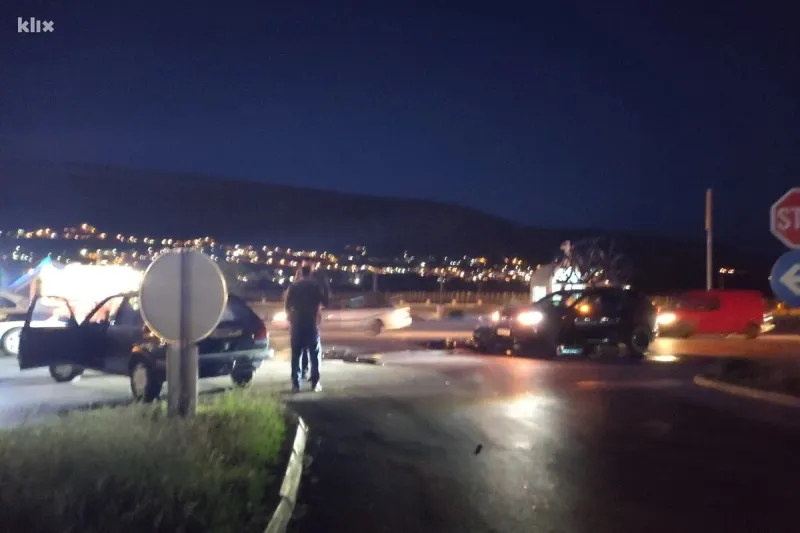 Fotografije s mjesta nesreće u Mostaru: Sudjelovala dva auta i motocikl, jedna osoba teže ozlijeđena