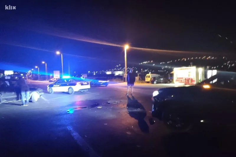 Fotografije s mjesta nesreće u Mostaru: Sudjelovala dva auta i motocikl, jedna osoba teže ozlijeđena 1