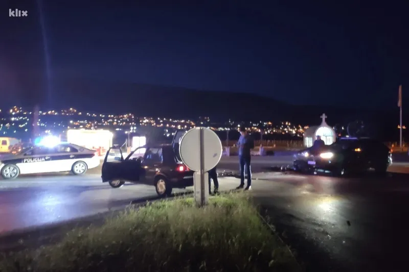 Fotografije s mjesta nesreće u Mostaru: Sudjelovala dva auta i motocikl, jedna osoba teže ozlijeđena 2