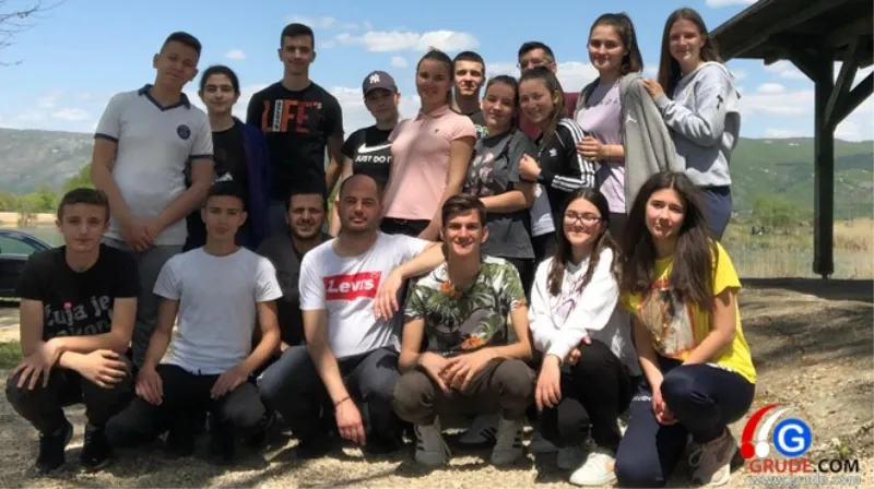 FOTO: Eko sekcija Srednje škole A. B. Šimića Grude ponovno očistila Krenicu!