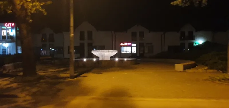 FOTO: Evo kako se gasi bh. grad, uvečer tek pokoji automobil, a 'rade' 3 - 4 kafića