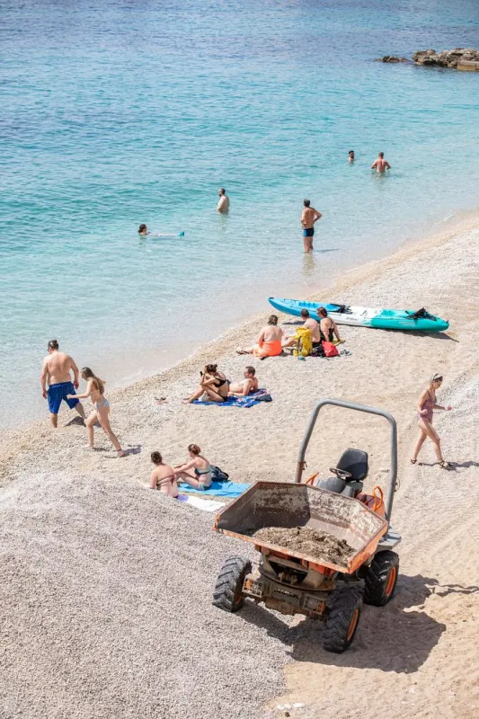 Kupači svoje, bager svoje... evo kako se najpoznatija hrvatska plaža priprema za ljeto 2