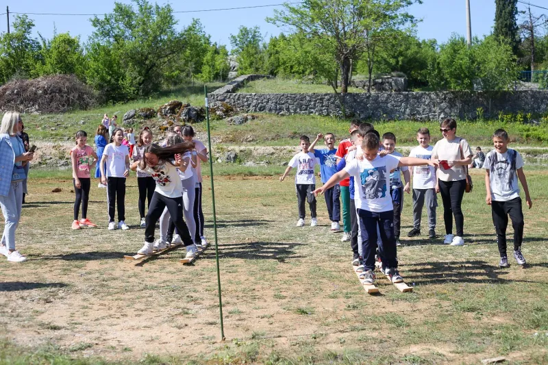 U Rasnu održane Stare školske igre
