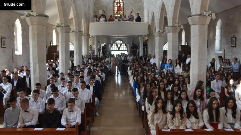 (FOTO) GRUDE: SVEČAN DAN ZA BOŽJU ŽUPU! KRIZMANICI U VJERI PRIMILI NEIZBRISIVI DUHOVNI KARAKTER