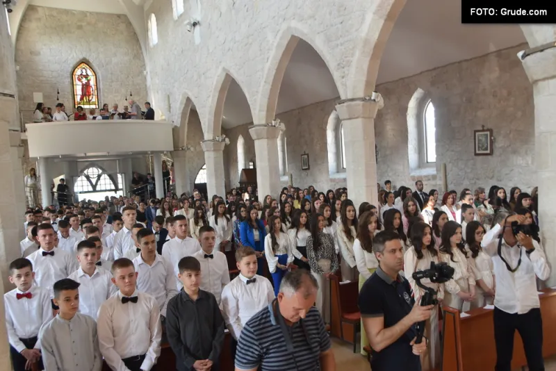 (FOTO) GRUDE: SVEČAN DAN ZA BOŽJU ŽUPU! KRIZMANICI U VJERI PRIMILI NEIZBRISIVI DUHOVNI KARAKTER 2