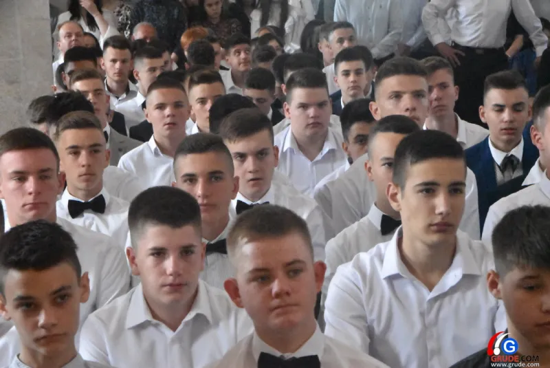 (FOTO) GRUDE: SVEČAN DAN ZA BOŽJU ŽUPU! KRIZMANICI U VJERI PRIMILI NEIZBRISIVI DUHOVNI KARAKTER 12