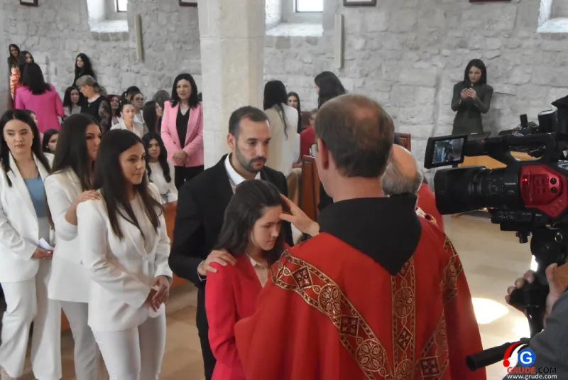 (FOTO) GRUDE: SVEČAN DAN ZA BOŽJU ŽUPU! KRIZMANICI U VJERI PRIMILI NEIZBRISIVI DUHOVNI KARAKTER 102