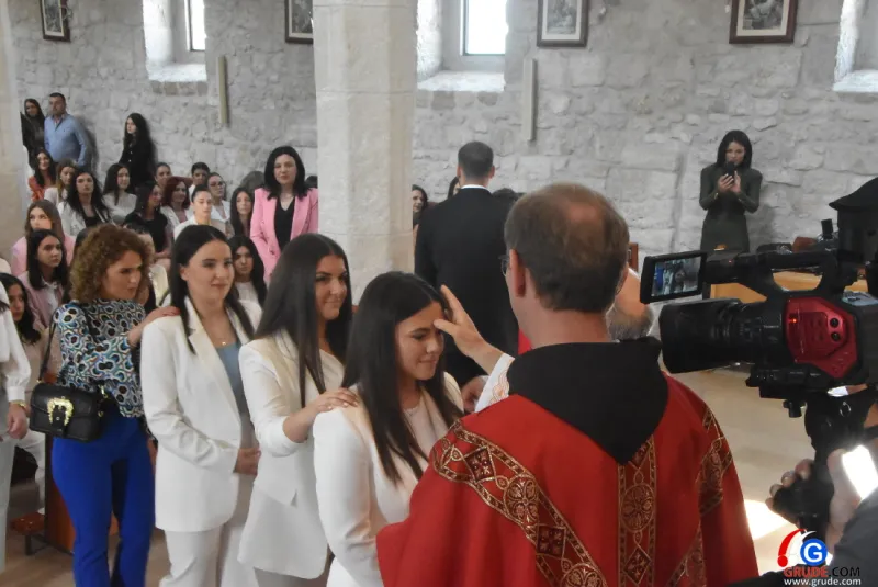(FOTO) GRUDE: SVEČAN DAN ZA BOŽJU ŽUPU! KRIZMANICI U VJERI PRIMILI NEIZBRISIVI DUHOVNI KARAKTER 103