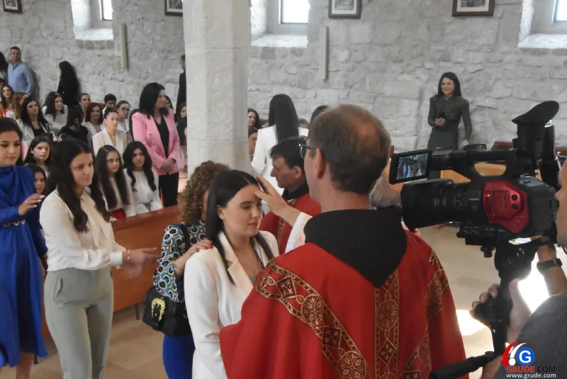 (FOTO) GRUDE: SVEČAN DAN ZA BOŽJU ŽUPU! KRIZMANICI U VJERI PRIMILI NEIZBRISIVI DUHOVNI KARAKTER 104