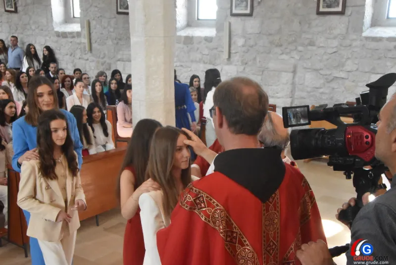 (FOTO) GRUDE: SVEČAN DAN ZA BOŽJU ŽUPU! KRIZMANICI U VJERI PRIMILI NEIZBRISIVI DUHOVNI KARAKTER 106