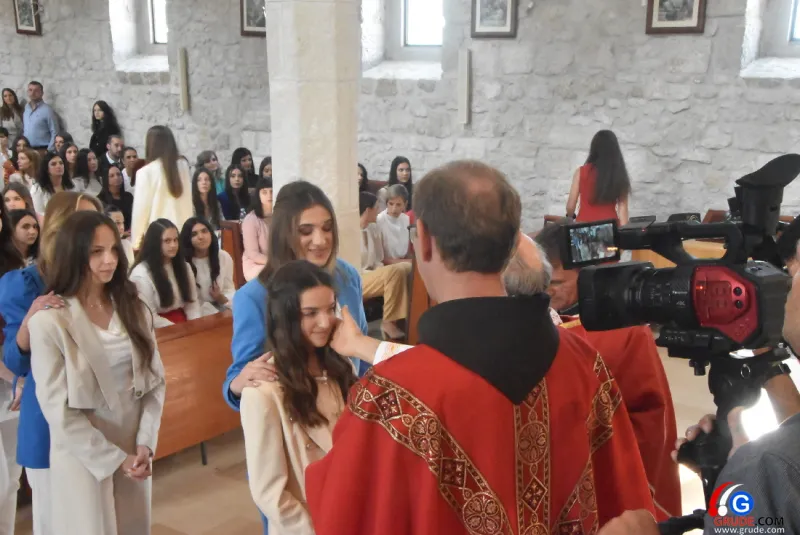 (FOTO) GRUDE: SVEČAN DAN ZA BOŽJU ŽUPU! KRIZMANICI U VJERI PRIMILI NEIZBRISIVI DUHOVNI KARAKTER 107