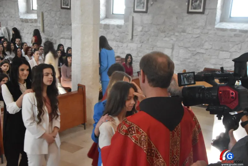 (FOTO) GRUDE: SVEČAN DAN ZA BOŽJU ŽUPU! KRIZMANICI U VJERI PRIMILI NEIZBRISIVI DUHOVNI KARAKTER 108