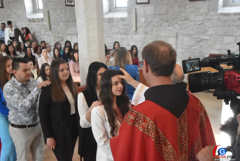 (FOTO) GRUDE: SVEČAN DAN ZA BOŽJU ŽUPU! KRIZMANICI U VJERI PRIMILI NEIZBRISIVI DUHOVNI KARAKTER 109