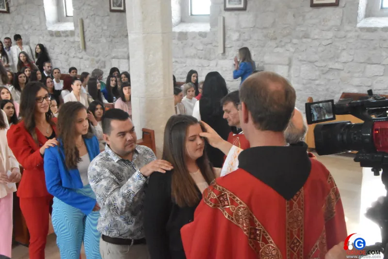 (FOTO) GRUDE: SVEČAN DAN ZA BOŽJU ŽUPU! KRIZMANICI U VJERI PRIMILI NEIZBRISIVI DUHOVNI KARAKTER 110