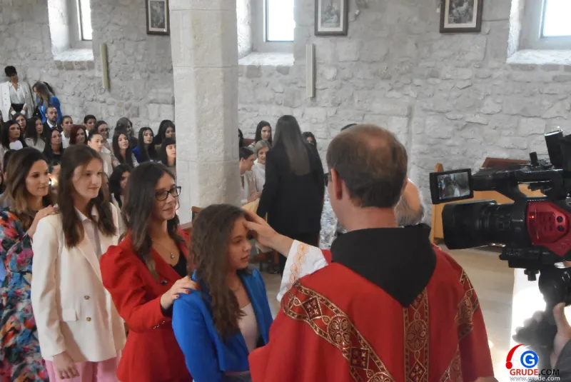 (FOTO) GRUDE: SVEČAN DAN ZA BOŽJU ŽUPU! KRIZMANICI U VJERI PRIMILI NEIZBRISIVI DUHOVNI KARAKTER 111