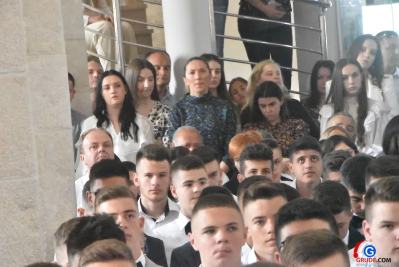 (FOTO) GRUDE: SVEČAN DAN ZA BOŽJU ŽUPU! KRIZMANICI U VJERI PRIMILI NEIZBRISIVI DUHOVNI KARAKTER 13