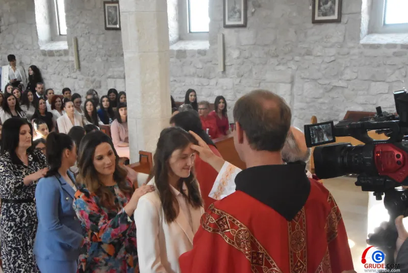 (FOTO) GRUDE: SVEČAN DAN ZA BOŽJU ŽUPU! KRIZMANICI U VJERI PRIMILI NEIZBRISIVI DUHOVNI KARAKTER 112