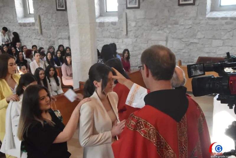 (FOTO) GRUDE: SVEČAN DAN ZA BOŽJU ŽUPU! KRIZMANICI U VJERI PRIMILI NEIZBRISIVI DUHOVNI KARAKTER 114
